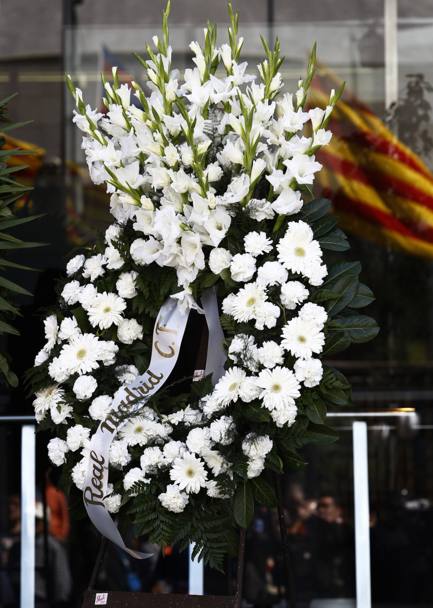 Una corona di fiori del Real Madrid, che omaggio cos Tito Vilanova. Afp